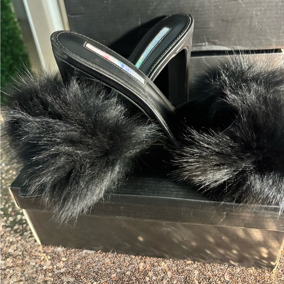 Black fur heels. Worn twice . In very good condition. - Picture 3 of 5